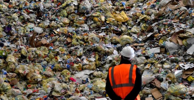 "Un lobo con piel de cordero": un estudio señala a Ecoembes como principal enemigo de la lucha contra el plástico