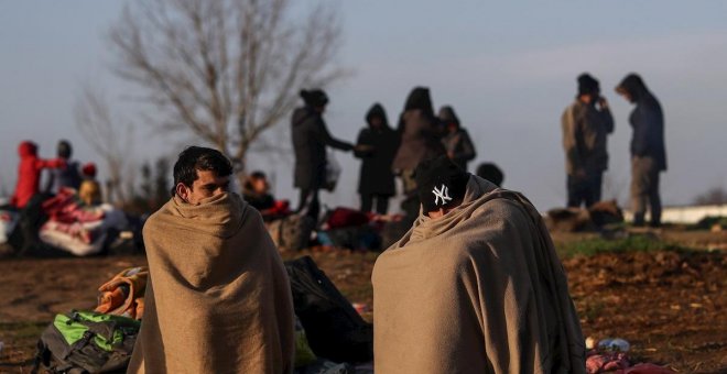 Cargas policiales, bulos y amenazas: la odisea de miles de personas atrapadas en la frontera entre Turquía y Grecia