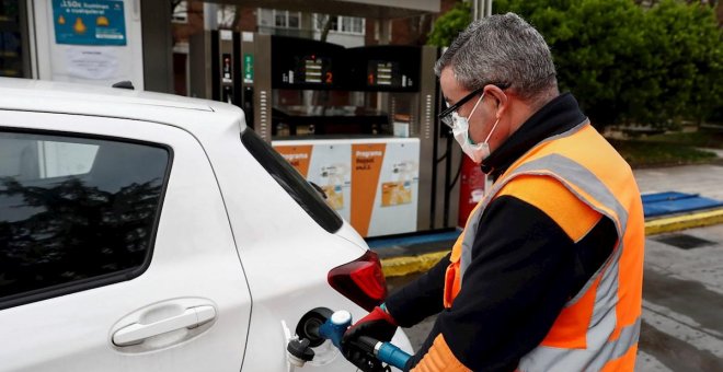 Los hogares cierran el depósito del coche, pero no se desenchufan de la luz: así varía el consumo en plena tormenta energética