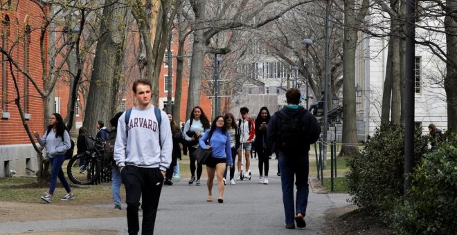 La Universidad de Harvard y el MIT tratan de detener la norma de Trump de expulsar a los estudiantes internacionales
