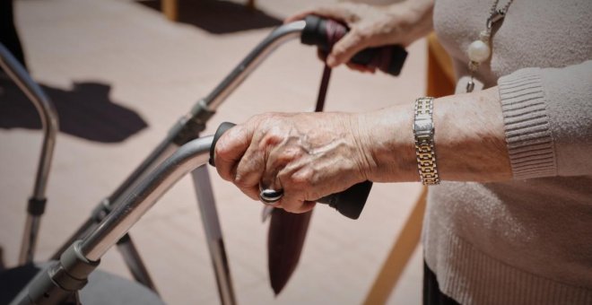 La Generalitat pagarà la Seguretat Social de les cuidadores de persones grans o dependents a les famílies que les contractin un any