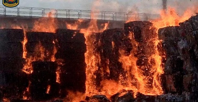El incendio de Saica, en El Burgo de Ebro, quema unas 13.000 toneladas de papel y cartón reciclado