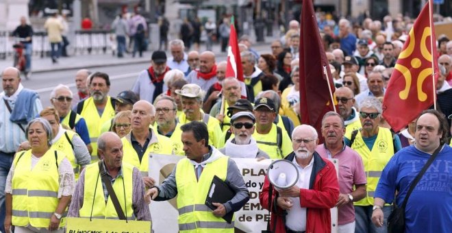 Los pensionistas vascos reclaman mascarillas gratuitas: "Hay gente que las coge de las papeleras"