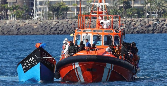 Otro medio millar de migrantes llega a Canarias con Arguineguín al límite