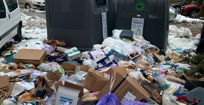 La basura acumulada en Madrid tras el temporal vuelve a poner al descubierto el leonino contrato firmado por Ana Botella