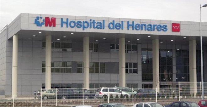 Falta de material en algunos hospitales madrileños: "Cuando no tenemos almohadas les damos sábanas enrolladas"