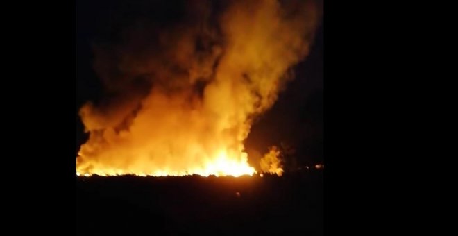 Un incendio calcina varias hectáreas de un asentamiento chabolista en Almería