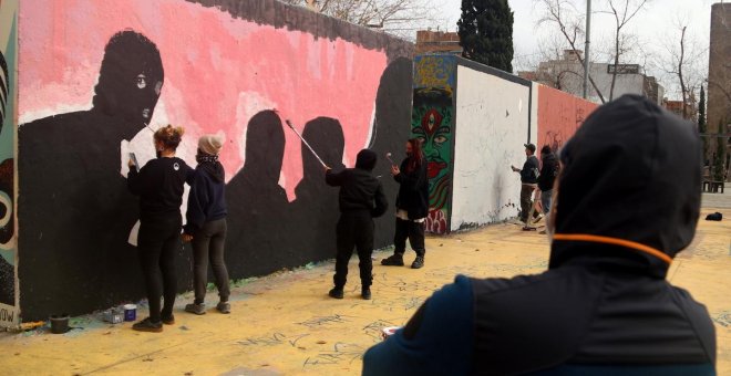 Varios grafiteros se solidarizan con Hasél y pintan un muro en Barcelona