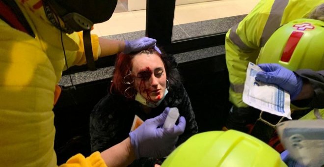 El juez imputa a dos mossos por el lanzamiento de una bala de foam que provocó que una joven perdiera un ojo