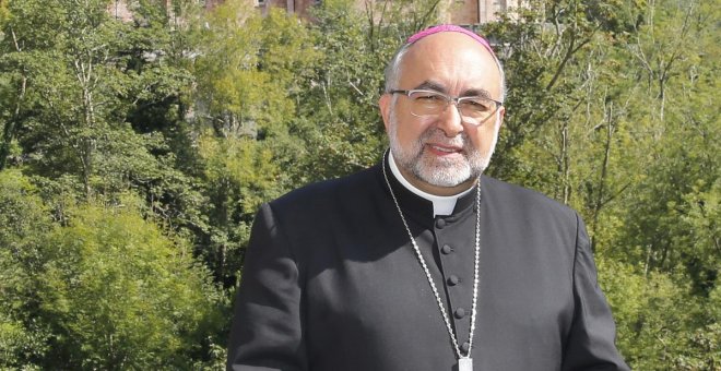 El arzobispo de Oviedo equipara el feminismo con el machismo y habla de un "abuso de nuevo cuño"