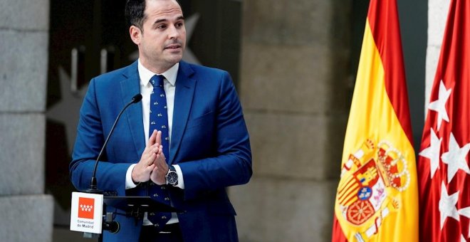 Aguado critica ahora a los que "controlan medios de comunicación" y "alteran encuestas para condicionar"