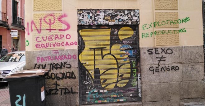 La sede de Cogam amanece este sábado vandalizada con mensajes tránsfobos