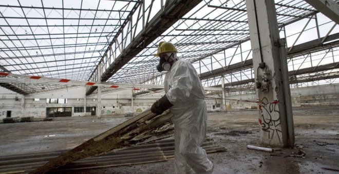 Demoliciones sin control de edificios arrastran amianto oculto que termina reciclado como material de construcción