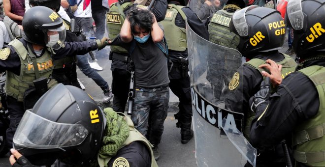 España sigue armando a los antidisturbios de Perú y Togo, señalados por vulnerar los derechos humanos