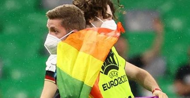 Un activista con la bandera LGTBI salta al césped del Allianz Arena durante el himno de Hungría