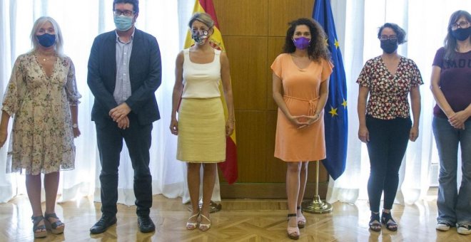 Yolanda Díaz reforzará las inspecciones contra los abusos laborales a las jornaleras de Huelva tras recibirlas en el ministerio