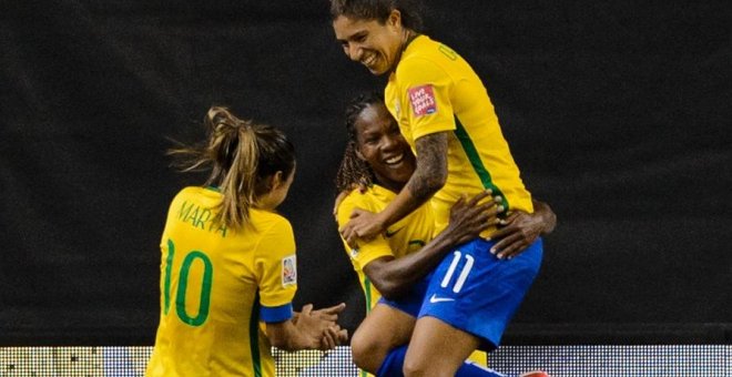 Dos jugadoras de la selección brasileña de fútbol femenino hacen historia en Tokio
