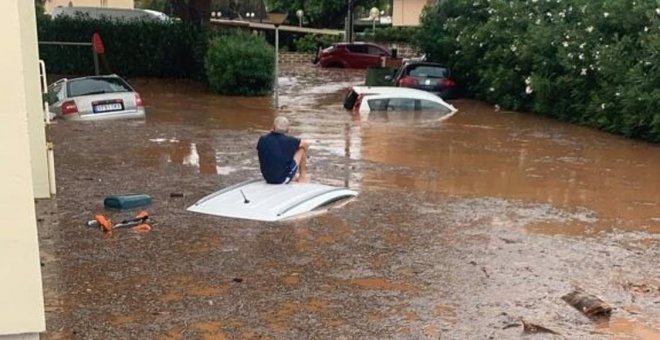 Una tromba de agua anega viviendas y corta carreteras en Benicàssim