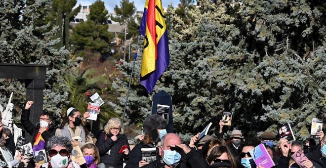 El último adiós a Almudena Grandes: libros negros, banderas republicanas y el grito "sin memoria no hay democracia"