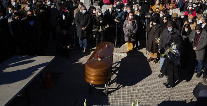 Las imágenes de la multitudinaria despedida a Almudena Grande