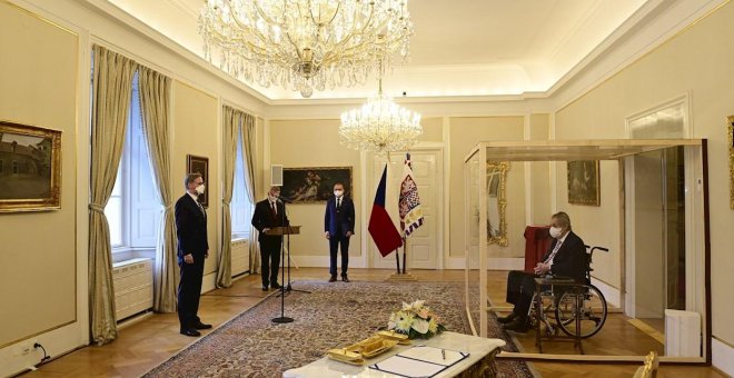 En una urna de plexiglás: así fue la sorprendente toma de posesión del primer ministro checo con el presidente Zeman