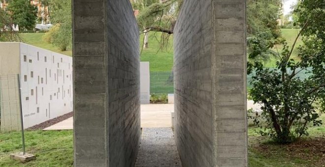 El monumento a la memoria de las víctimas del Yak-42 en Madrid lleva seis meses terminado pero sin inaugurar