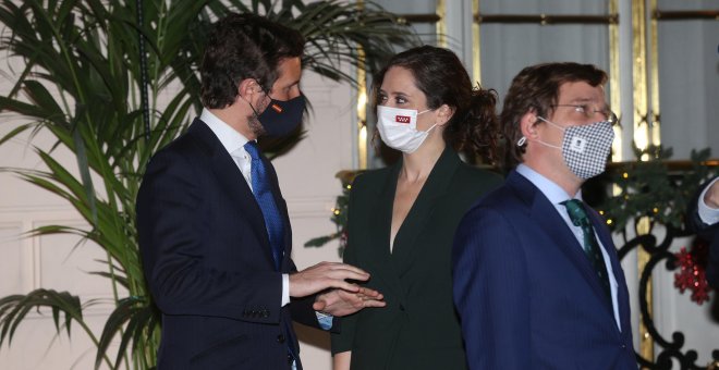 Casado y Ayuso charlan en el 'photocall' de la presentación del libro de Rajoy en pleno pulso por el control del PP en Madrid