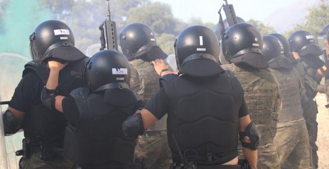 Los legionarios se entrenan para el "control de masas" con la ayuda de policías y guardias civiles