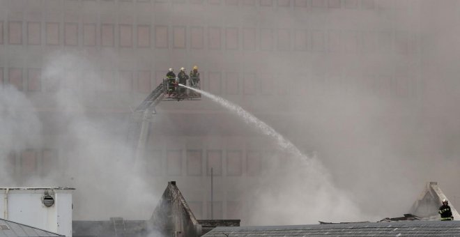 Un incendio afecta al Parlamento de Sudáfrica en Ciudad del Cabo