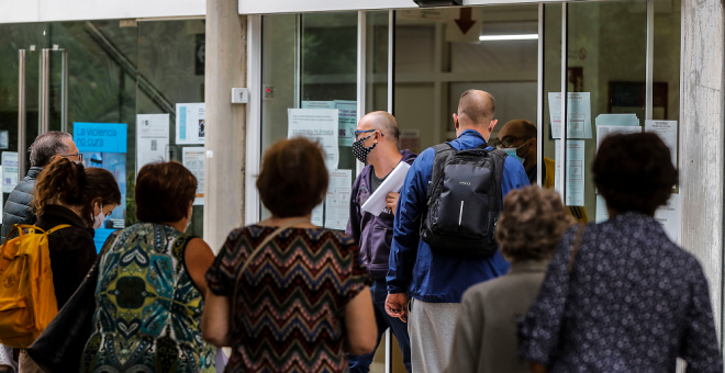 Médicos de primaria y epidemiólogos rechazan que se aplique ahora el plan para vigilar la covid como si fuera gripe