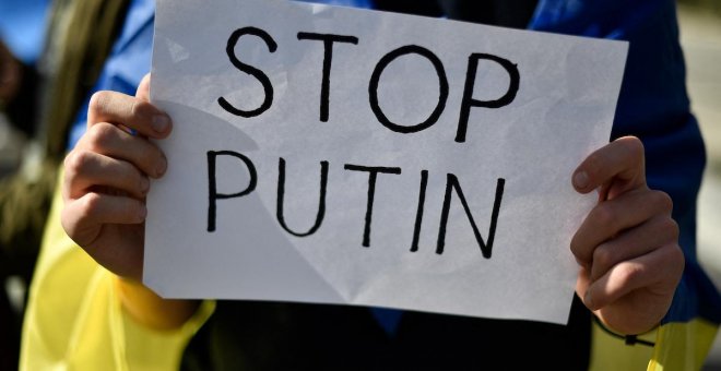 "No a la guerra", "Putin fascista": protestas ante las embajadas rusas de todo el mundo en apoyo a Ucrania