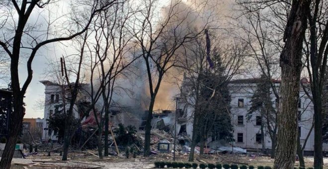 Ucrania denuncia que Putin bombardea un teatro y un polideportivo de Mariúpol donde se refugiaban centenares de civiles