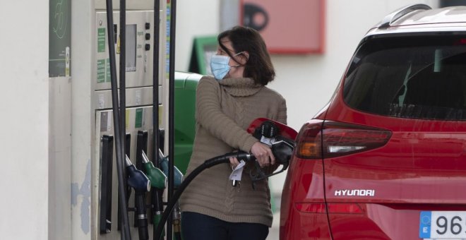 El precio medio del gasóleo bate un nuevo récord y sobrepasa por primera vez al de la gasolina