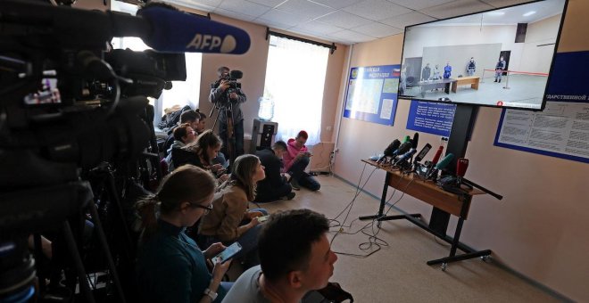 Rusia condena a cuatro periodistas a penas de trabajo por criticar la represión del Kremlin