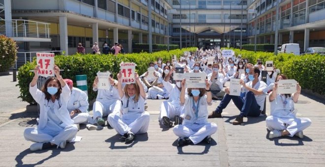 Los médicos de los hospitales de Madrid inician una huelga indefinida: "Antes nos aplaudieron y ahora pedimos que nos escuchen"
