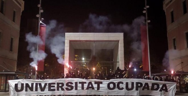 Estudiants de la UPF tanquen els accessos al campus de Ciutadella en una vaga per reclamar més català a les aules