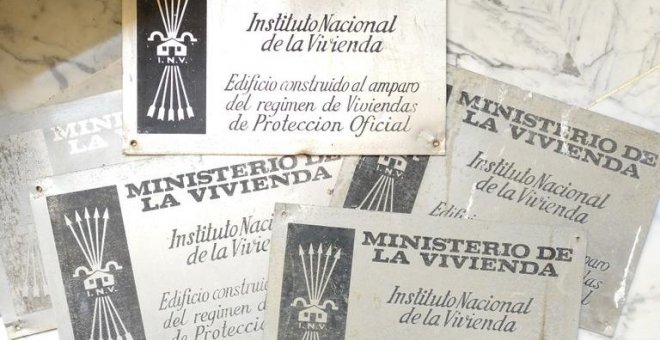 La Justicia exonera a dos antifascistas que retiraron placas franquistas de viviendas sindicales en Zaragoza