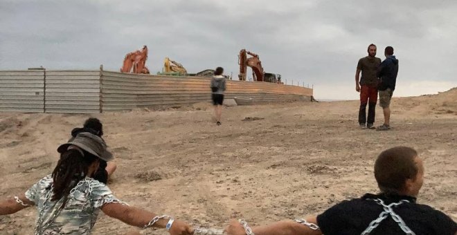 Encadenados para frenar un macroproyecto turístico en Tenerife: "Esto es por Canarias"