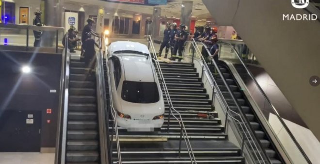 Un hombre roba un coche y lo empotra en la escalera de una estación de metro en Madrid