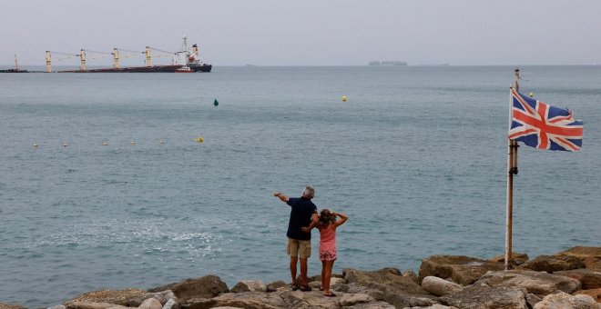Gibraltar en la mira: un derrame por un choque de barcos, 300 años de contencioso colonial y el silencio oficial