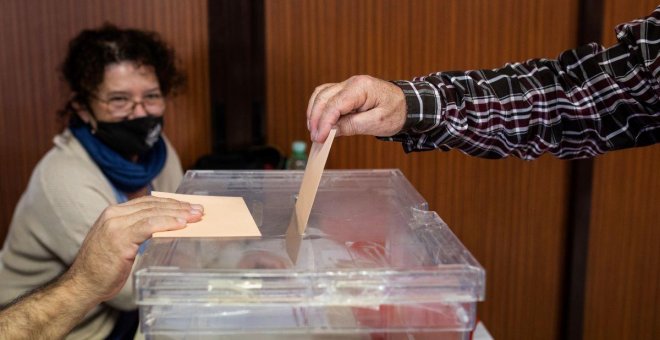 El Senado acaba con el "error" del voto rogado para los votantes del exterior