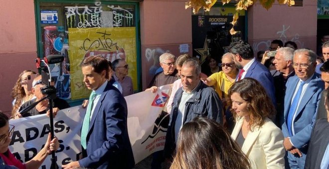 Ayuso, abucheada durante su visita a los afectados por las obras de la línea 7B del Metro en San Fernando de Henares