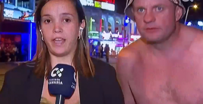 Dos 'hooligans' acosan a una reportera de la Televisión Canaria durante el Mundial de Catar