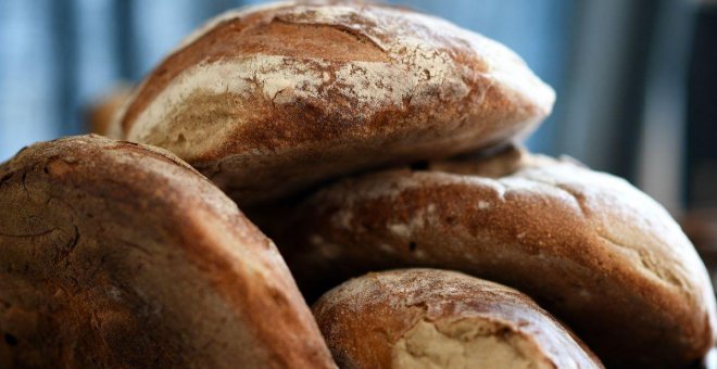 Una sentencia obliga a un restaurante almeriense a devolver los siete euros que cobró por el pan a unos clientes