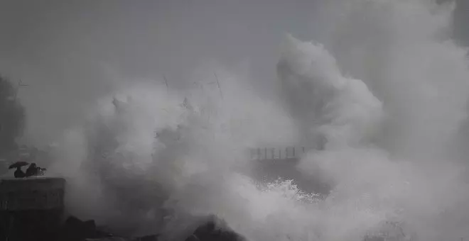 Olas de ocho metros, nieve por doquier, derrumbes y más alertas: las fotografías más impactantes del temporal