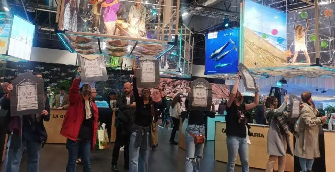 "Descanse en paz, Canarias": un grupo de activistas se manifiesta en Fitur contra el modelo turístico