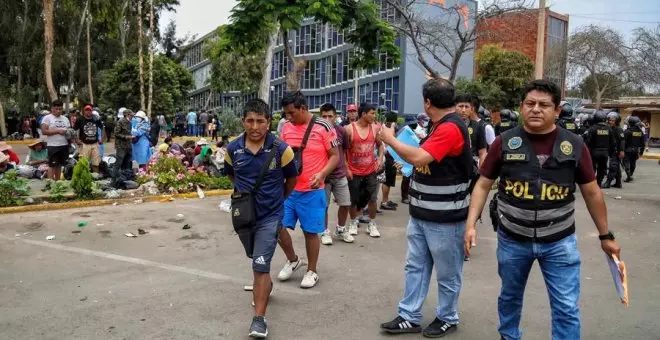 La Policía irrumpe con una tanqueta en la Universidad de San Marcos en Lima y detiene a más de 200 manifestantes