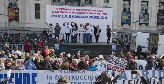 La sanidad de la que Ayuso presume: un millón de personas sin médico y hasta un año para una operación