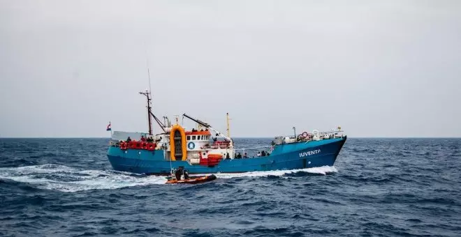 Rescatan un barco con 500 migrantes en peligro de naufragio en zona italiana