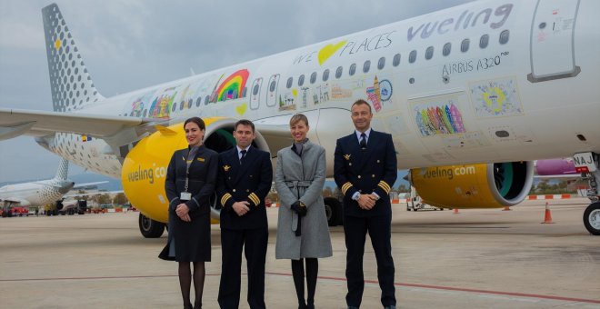 Vueling permite a sus azafatas ir sin maquillar y sin tacones tras la sanción impuesta por sexismo